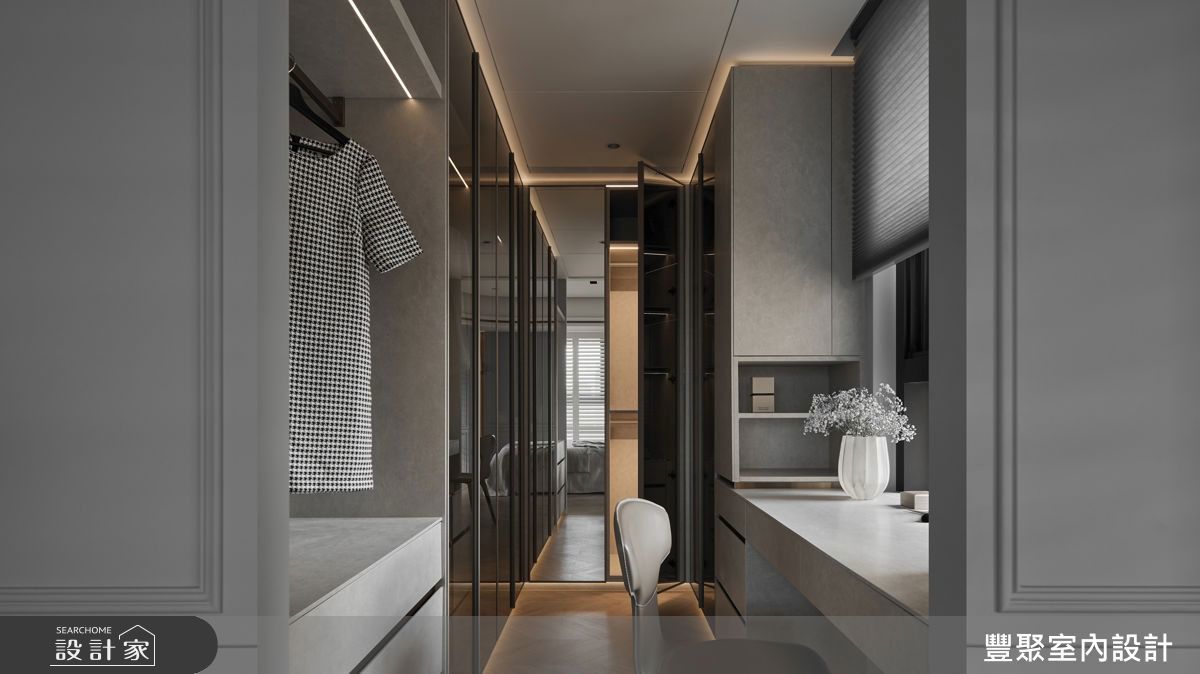 更衣室以鏡面與茶玻璃延伸空間感，搭配柔光照明營造高雅氛圍。