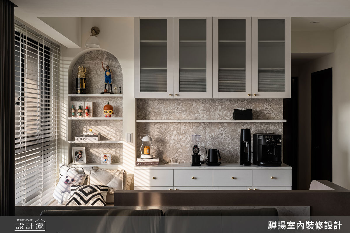 ▲書房兼多功能空間透過圓弧壁龕,展示收藏小物,檯面則可滿足屋主泡咖啡的需求,整體展現細緻的生活品味。
