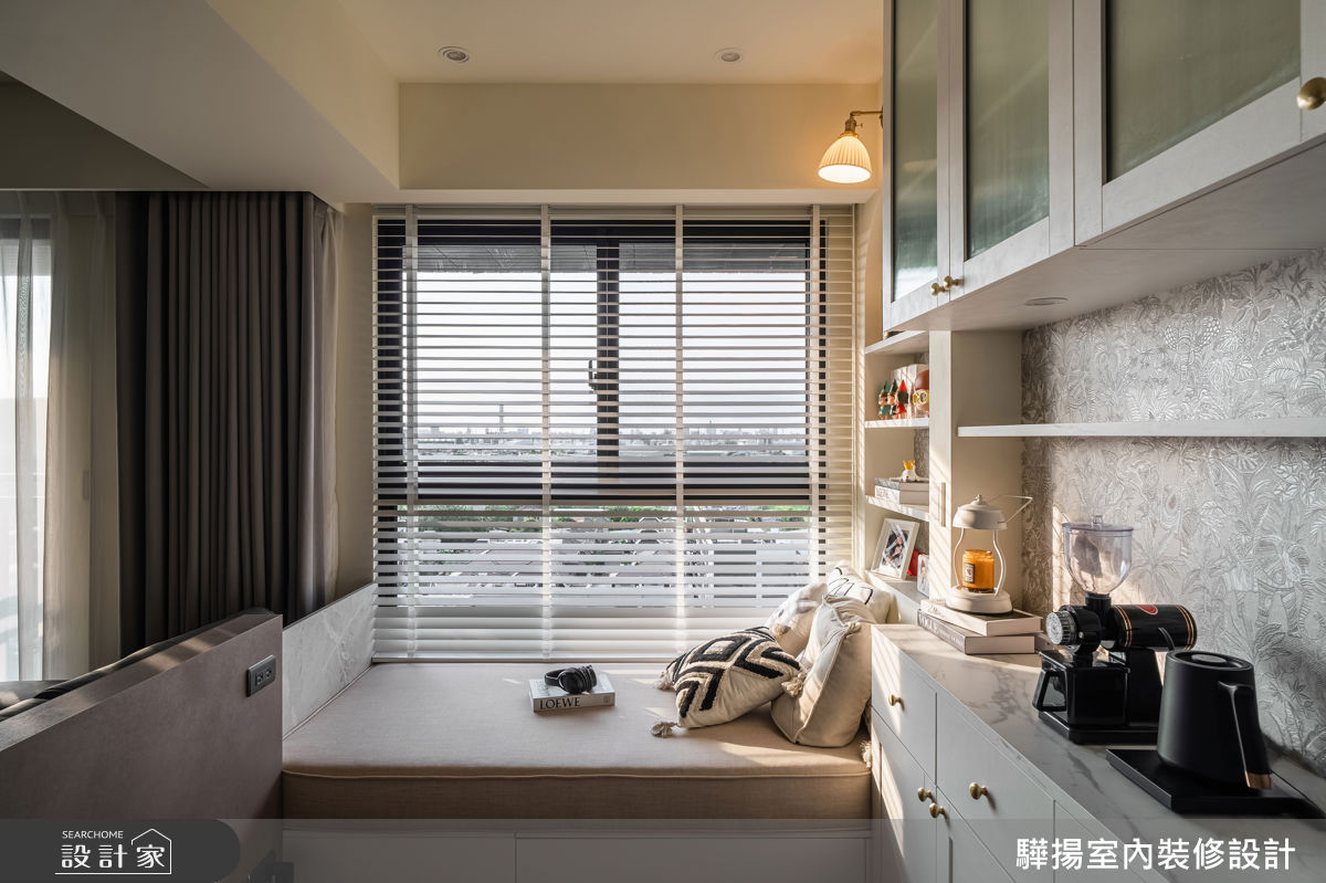 靠窗設置的臥榻區,利用百葉窗精準調控光線,不管是閱讀或放空,都相當愜意。