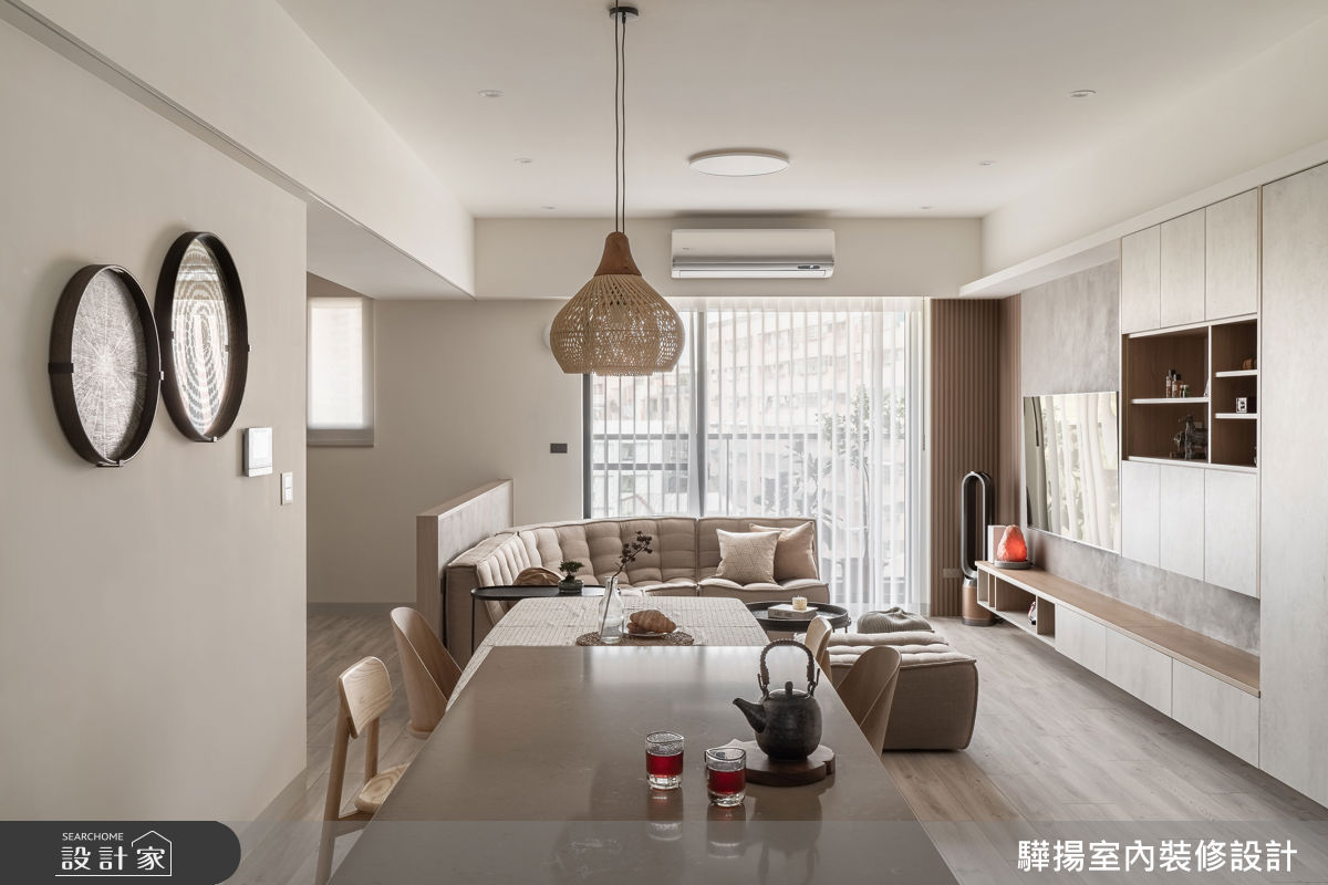 中島吧檯結合餐桌,作為家人互動核心;環形沙發定義客廳位置,後方銜接開放式書房,動線流暢。