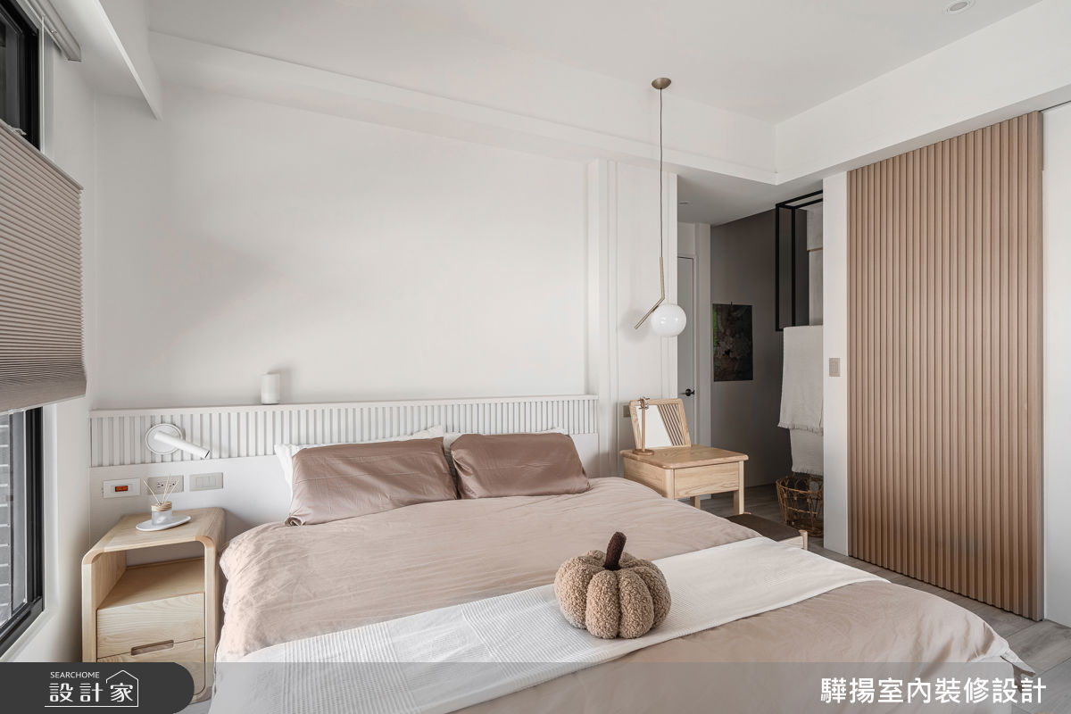 臥室藉由木格柵拉門,巧妙遮擋衛浴入口,延伸空間的溫潤質感。