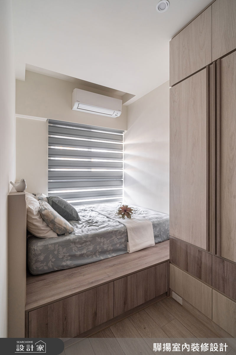 次臥採用架高設計,規劃收納臥榻,搭配木紋衣櫃,打造高機能空間。