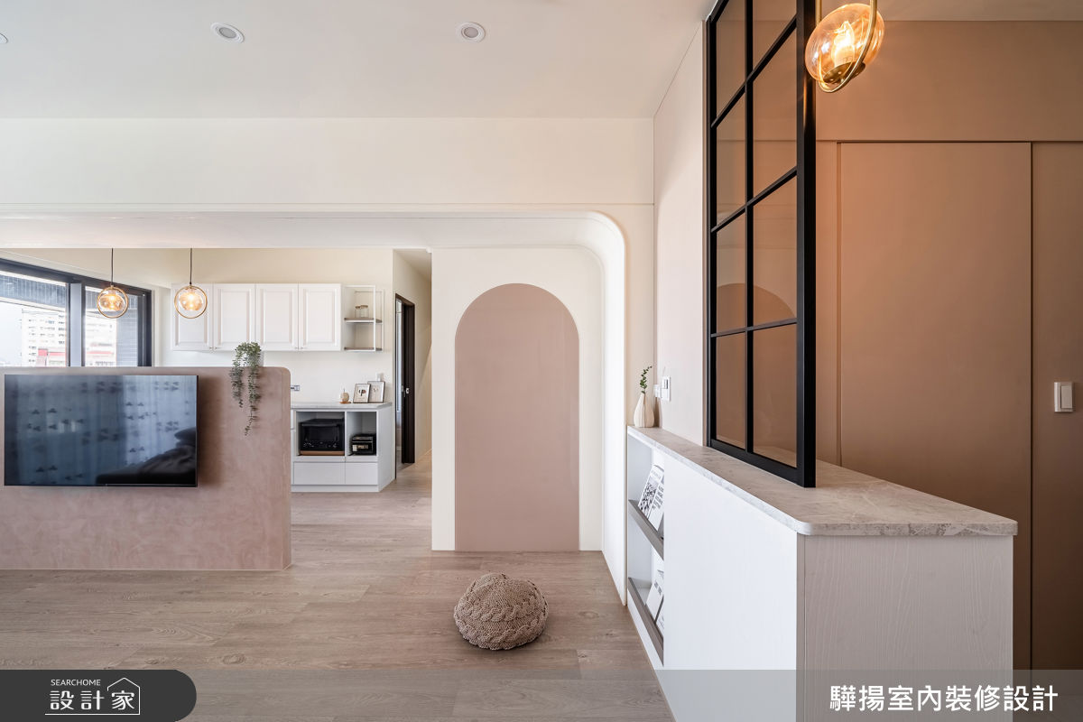 玄關透過俐落門片,隱藏儲藏室,滿足收納機能;客廳的粉色磁性烤漆玻璃牆面,既增添視覺亮點,又提供孩子塗鴉的互動區。