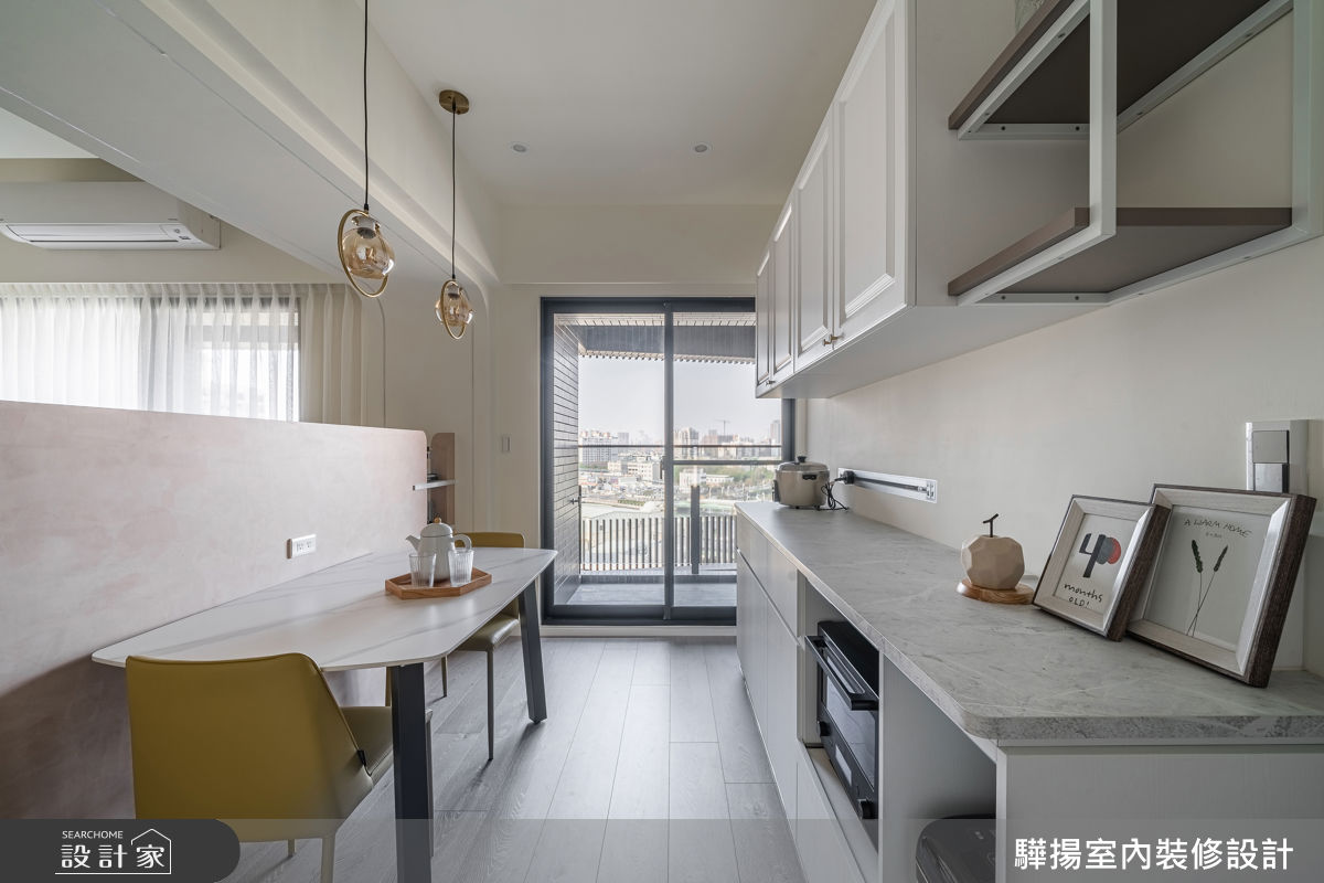 餐廳區增設輕巧茶水吧,解決電器收納不足的問題,並提供輕食調理的專屬空間。