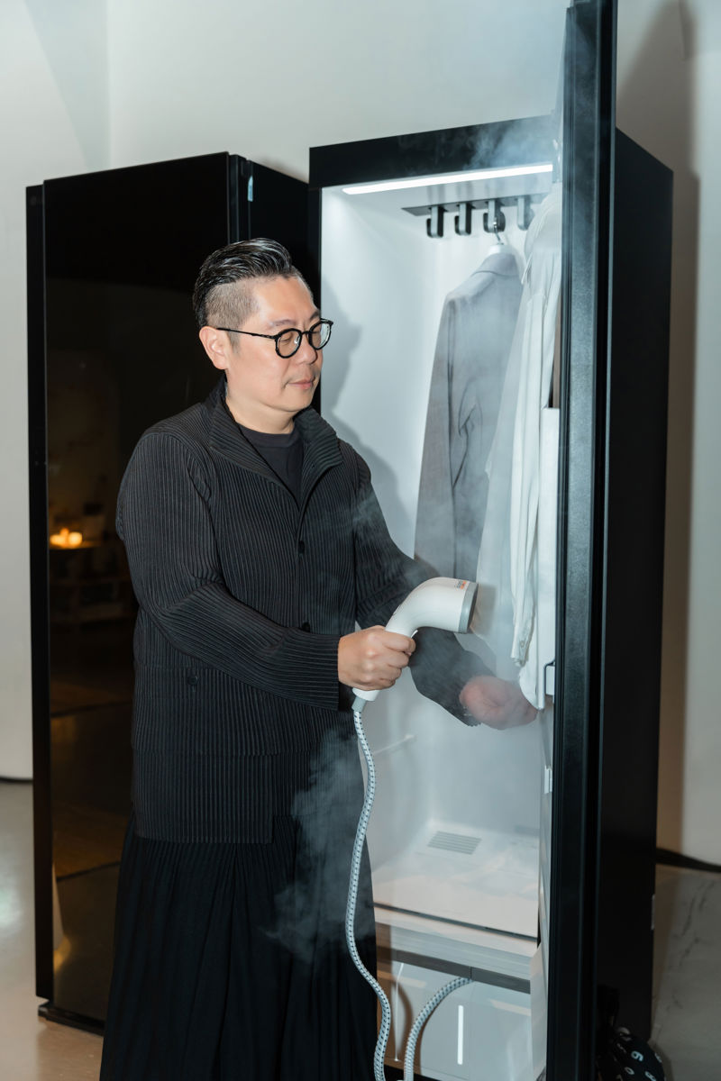 LG Styler®蒸氣電子衣櫥內建高壓蒸氣掛燙機，可調式三段高壓蒸氣可迅速恢復衣物平整，滿足現代人對衣物保養與個人形象管理的重視及需求。