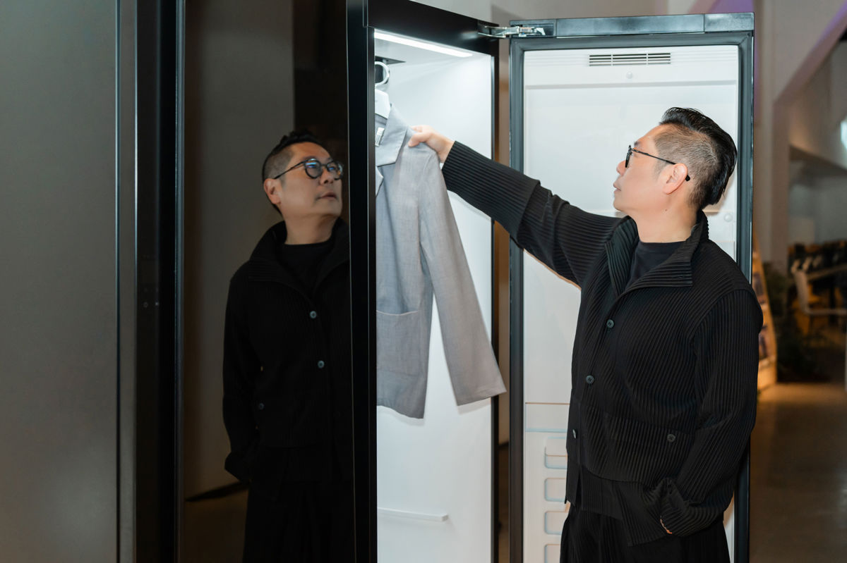 LG Styler® 蒸氣電子衣櫥第二代,解決穿過衣服配件的細菌、異味、皺褶及潮溼等問題,讓你輕鬆維持乾淨整齊的外在儀容,也減少送洗的頻率。