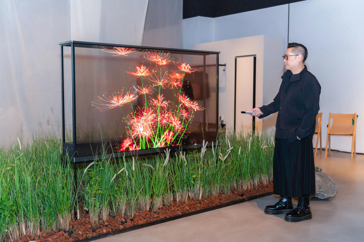 袁總監認為 LG OLED T 透明智慧顯示器，讓螢幕可以完美融入窗景或開放式空間，使居家設計有更多可能。