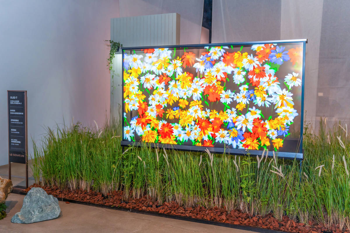 LG SIGNATURE OLED T 是全球首款透明真無線 AI 4K 智慧顯示器,開啟時,畫面彷彿懸浮於空間;關閉時則能隱形於環境中。