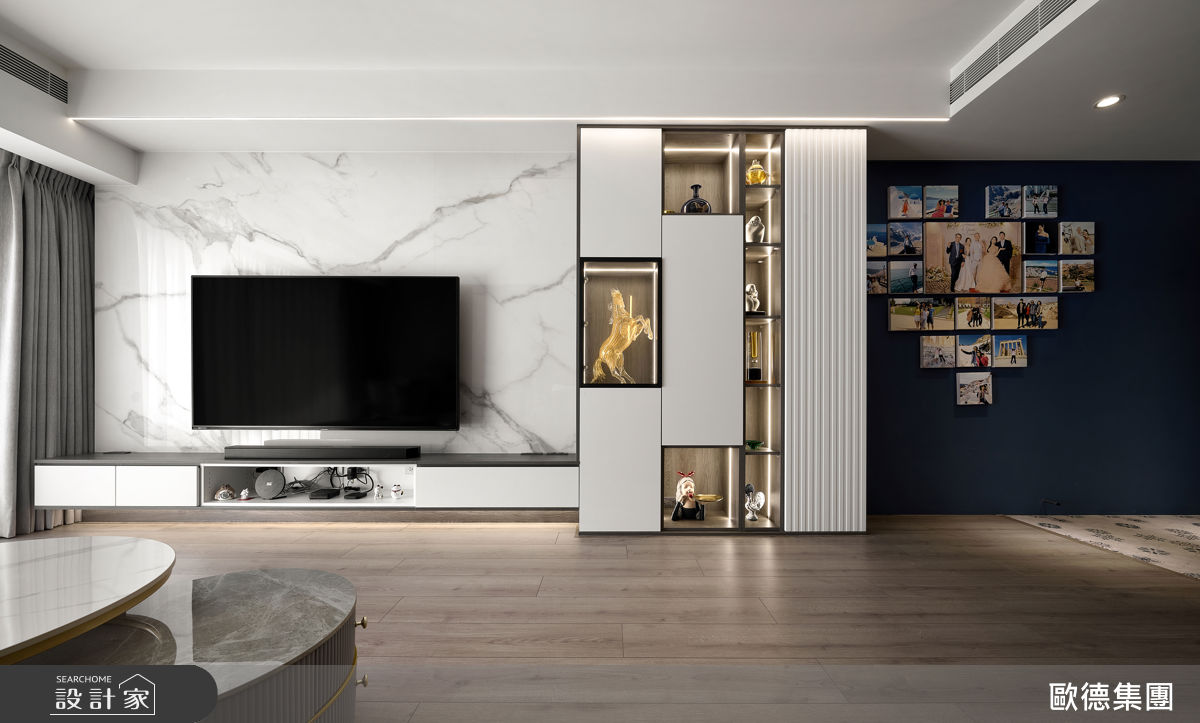 A戶以低飽和度灰白色系為主軸,融入莫蘭迪藍跳色牆增添質感層次。