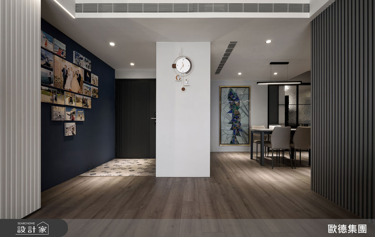 玄關鋪設SPC木地板,搭配雙面櫃串聯餐廳形成回字動線,兼具收納與場域劃分。