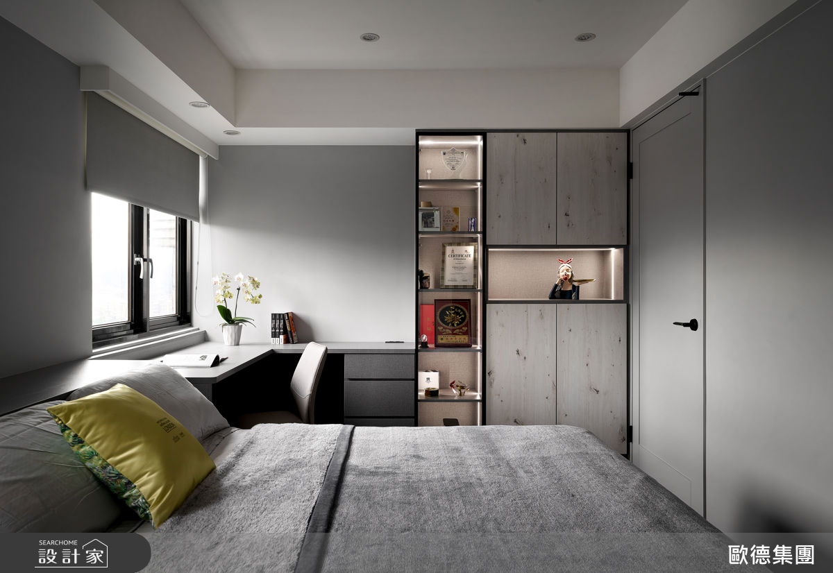 男主人房配置L型書桌與開放式汙衣櫃,實用又不壓迫。