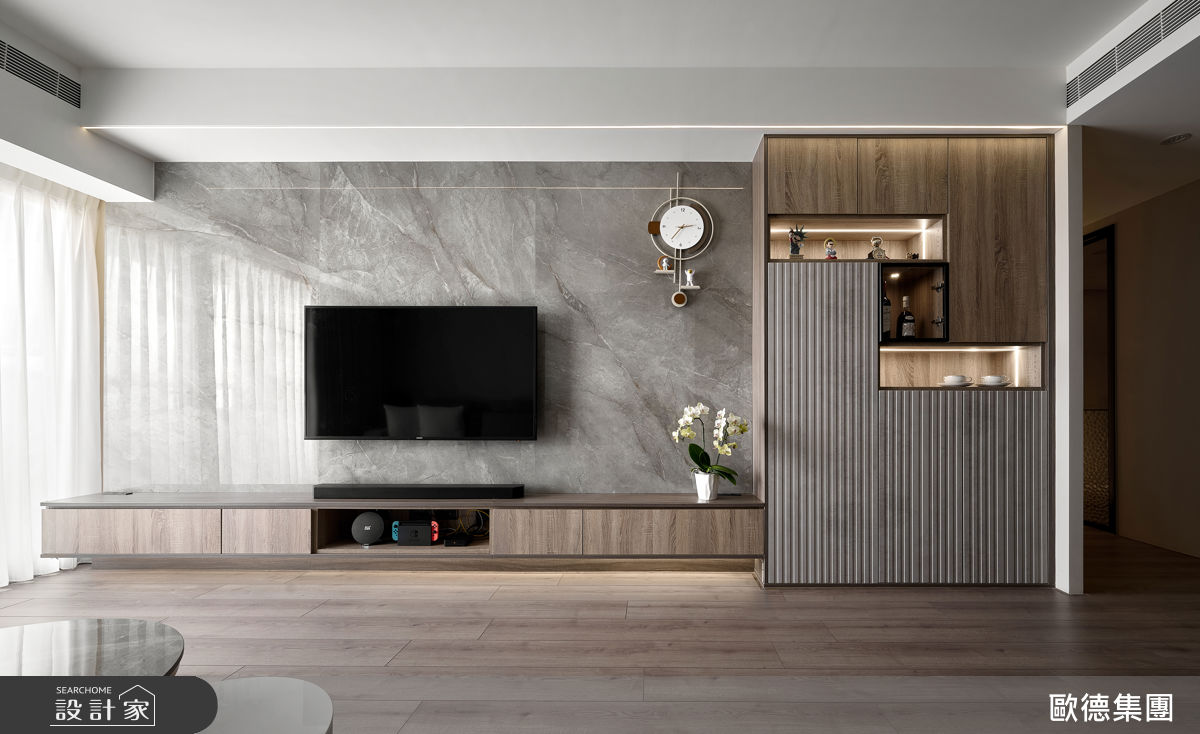 電視牆以深灰大理石鋪陳,紋理細膩沉穩,呈現內斂靜謐的生活氣韻。