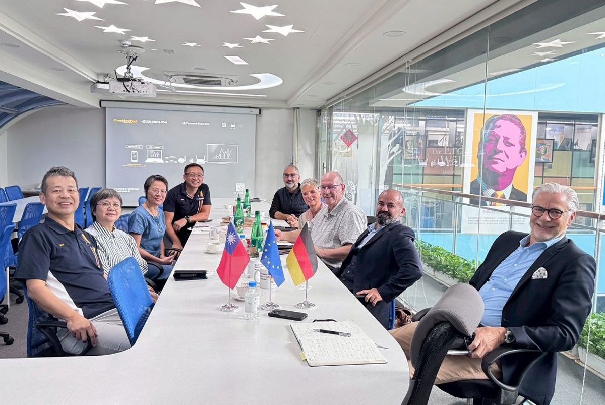 歐德集團董事長陳國都(左一)與德國合作夥伴針對板材應用、設計趨勢及未來合作展開技術交流。