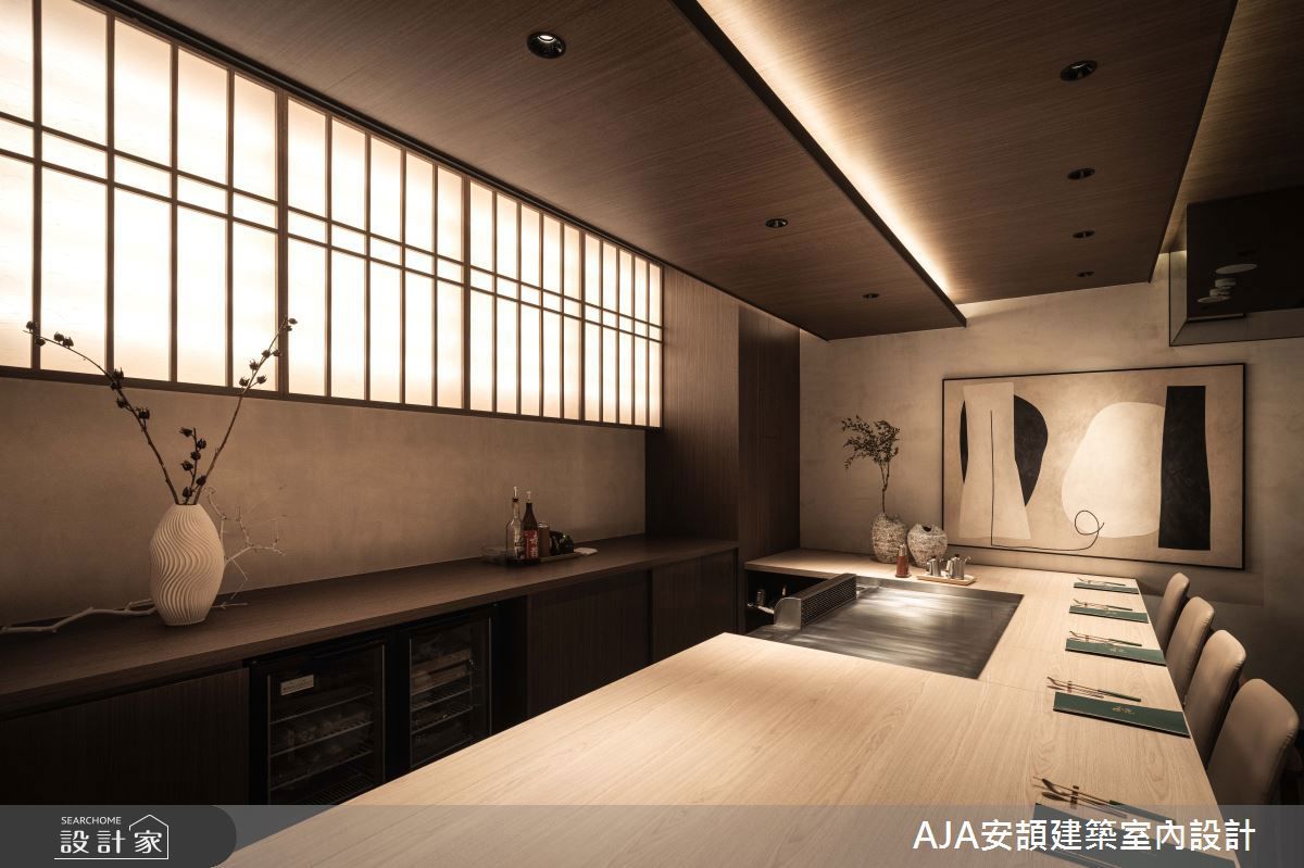 阪前鐵板燒以「料理舞台」為核心，透過座位尺度、燈光與線條營造低調卻有層次的氛圍，弱化Logo呈現，以尊榮感與體驗彰顯品牌價值。