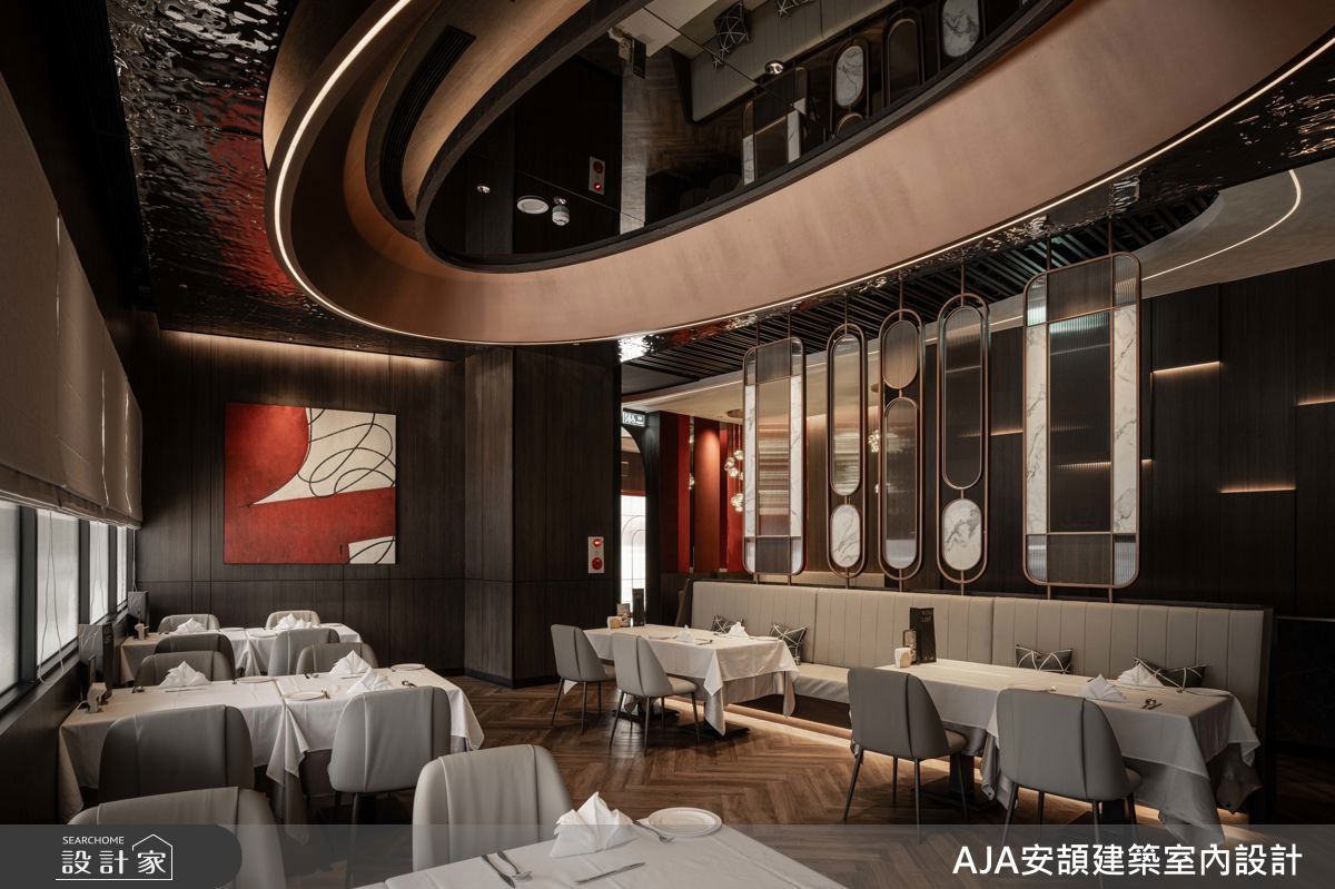 高雄王品將海港意象融入空間，透過材質與造型抽象轉譯，營造品牌氛圍又不流於表面。