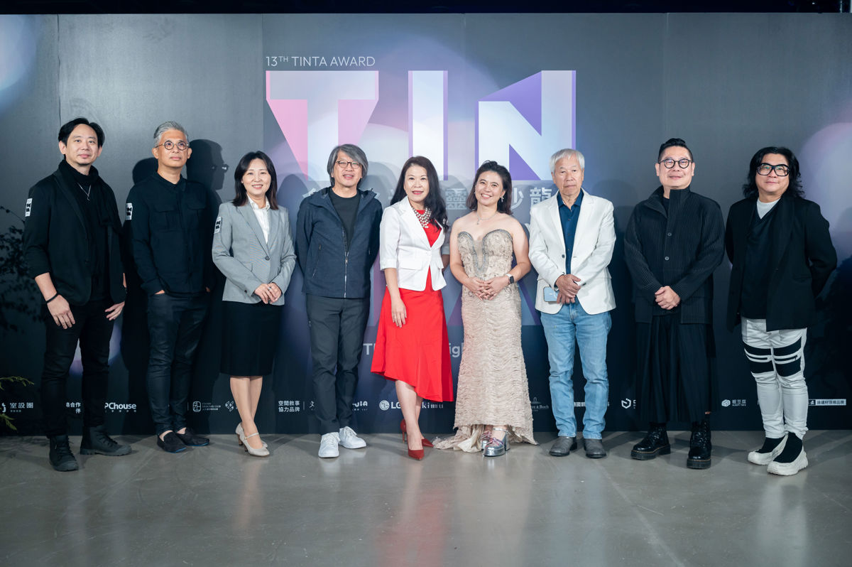 特別邀請本屆6位評審團代表出席：(左2)水相設計創辦人李智翔、(左3) 中原大學室內設計系系主任謝淳鈺、(左4)國立陽明交通大學建築研究所龔書章教授、(中)金邸獎聯合發起人暨《i室設圈│漂亮家居》總編輯張麗寶、(右1)PAL Design Group設計董事何宗憲、(右2)TnAID理事長袁世賢、並感謝(左1)IDAA 台灣空間美學創作交流協會理事長呂宗儒蒞臨現場給予年輕設計師鼓勵。