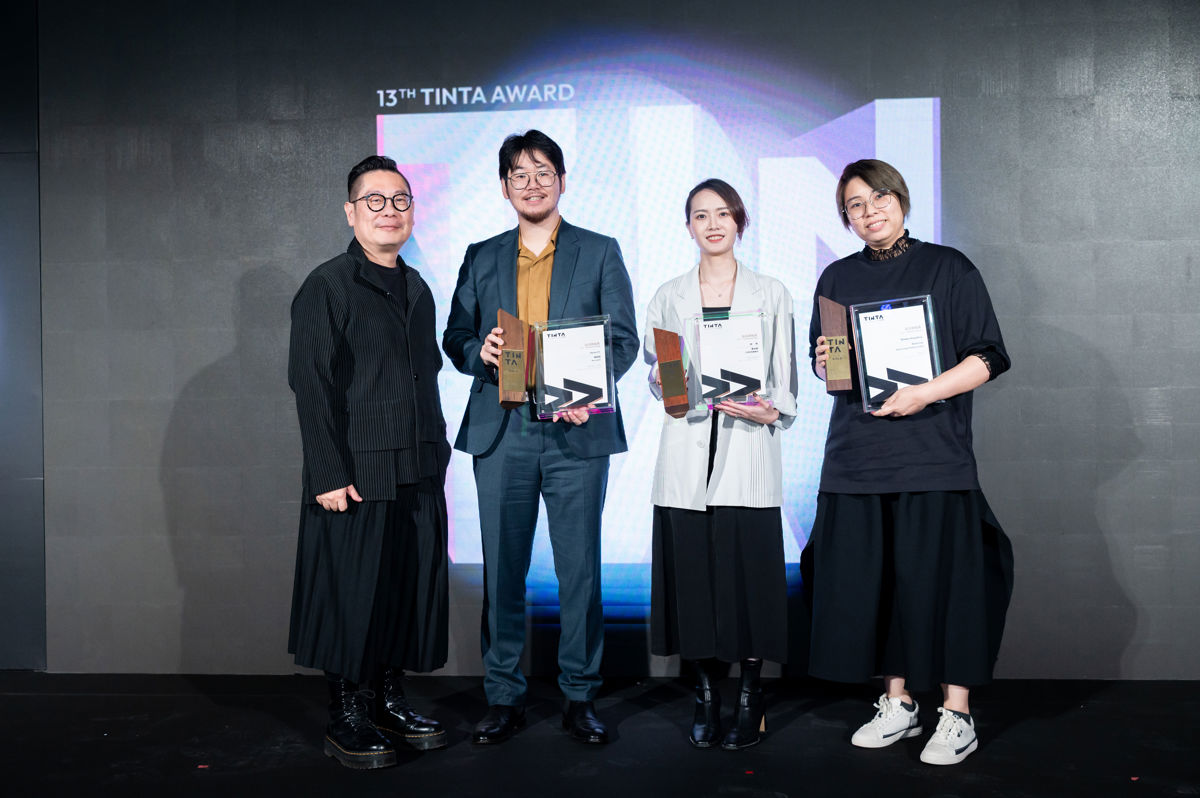 TnAID理事長-袁世賢為金獎獲獎設計師們頒獎。