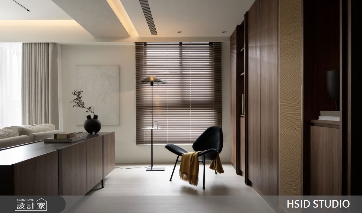 與硬挺的餐椅不同,主人椅的設計核心是「Lounge (休憩)」。它通常擁有較低矮的座高、後仰的角度和寬大的扶手,在優雅造型之下賦予使用者最舒適放鬆的座感。