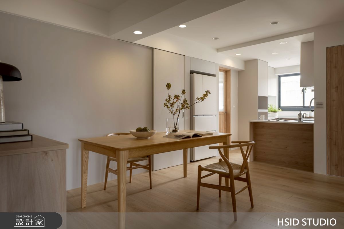 由Hans J. Wegner於於1950年推出的Y Chair,又名CH24或Wishbone Chair,以Y字形椅背、流暢扶手及手工編織紙纖椅面為特色,靈感源自中國明代圈椅,融合東方與西方設計元素而成為經典。