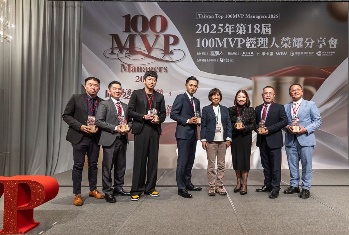 百大經理人行銷業務類頒獎人(右四)中央大學副教授李小梅與得獎者合影，(右二)為歐德傢俱執行長陳國偉。