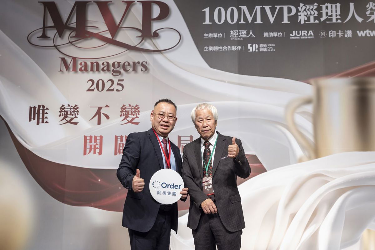 《經理人》榮譽發行人何飛鵬(右)向歐德傢俱執行長陳國偉(左)恭喜道賀。
