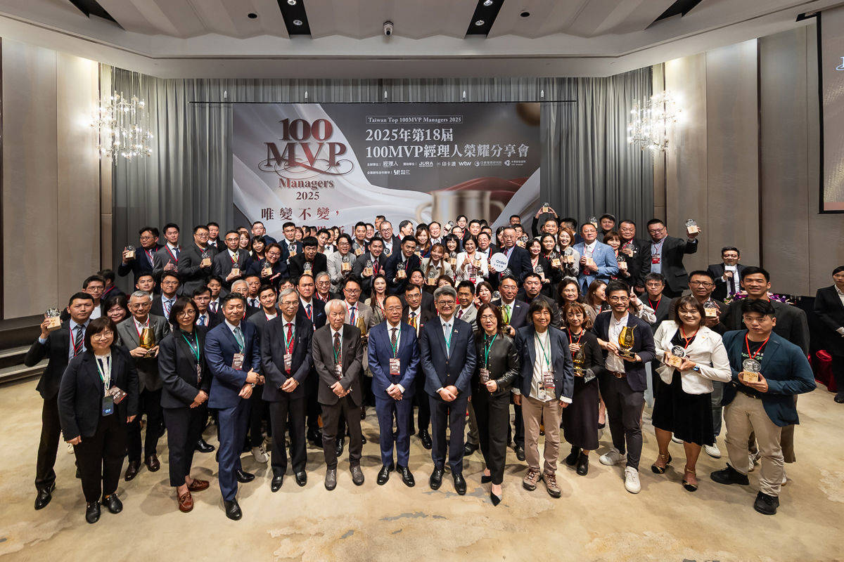 歐德集團執行長陳國偉出席2025第18屆《100MVP經理人》頒獎典禮，與全體得獎者合影留念。