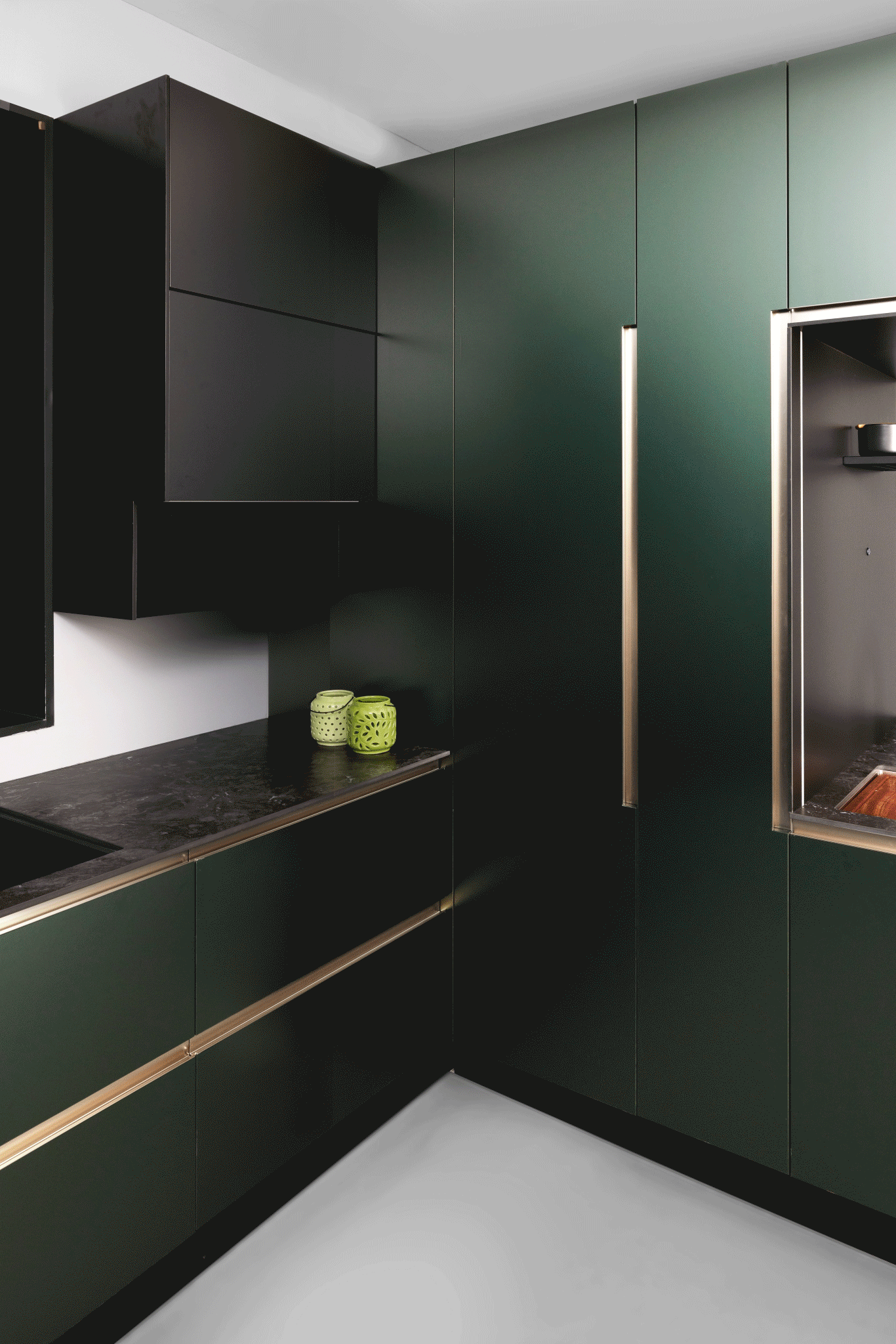 蝴蝶轉盤高身櫃:使高處深層物品也能輕鬆拿取。 蝴蝶轉盤高身櫃:使高處深層物品也能輕鬆拿取。