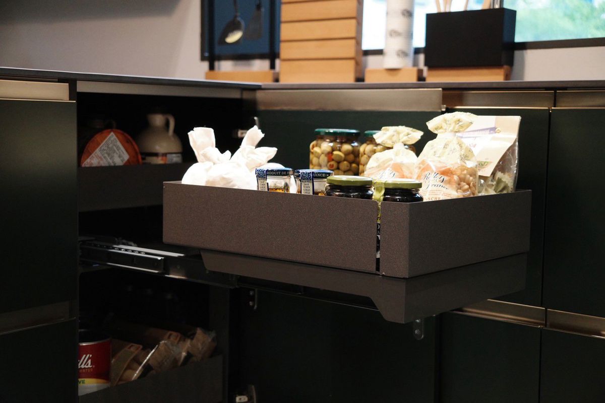 轉角連動盤籃:讓原本最難使用的角落變成可高效利用的區域。