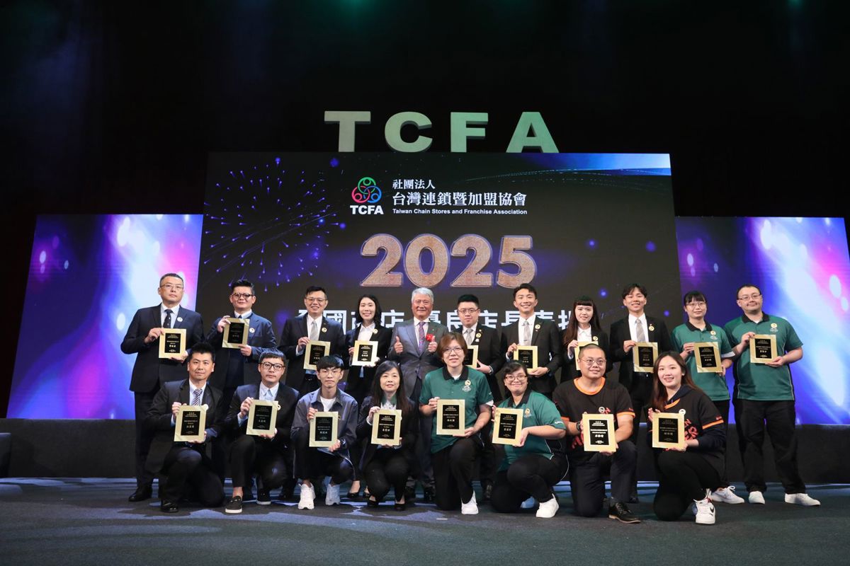 由台灣連鎖加盟協會理事長蔡德忠(後排中)頒發優良店長獎。
