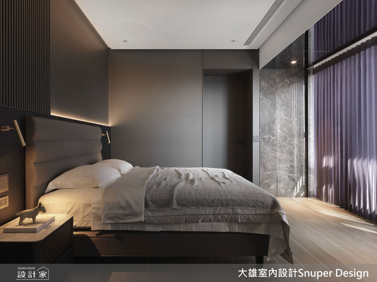 主臥室以沉穩色調為基底,營造安定的休憩氛圍,同時將床前樑體以鏡面包覆,能將整片綠園道風景延伸至室內。