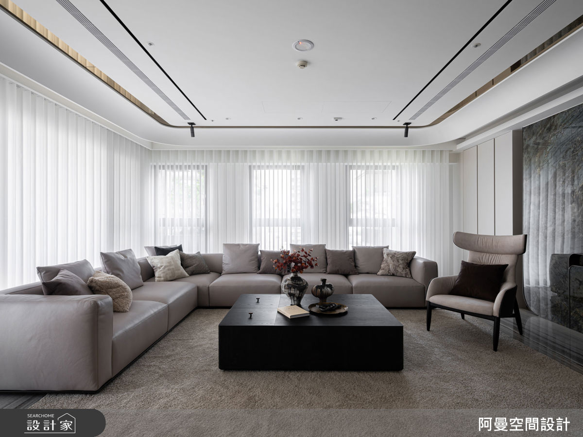 為了降低大樑壓迫感，以弧形語彙包覆並延伸至周邊，柔化線條，使視覺更加順暢。