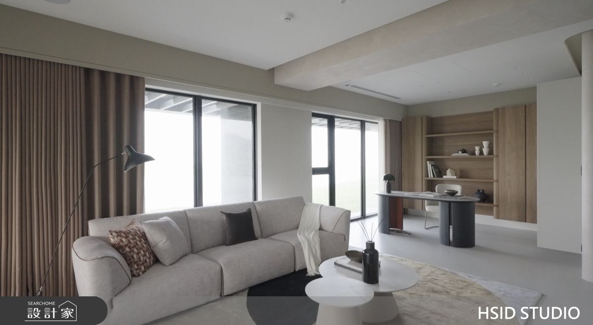 書房以胡桃木色背牆拉出層次,使工作區沉穩而不沉重。