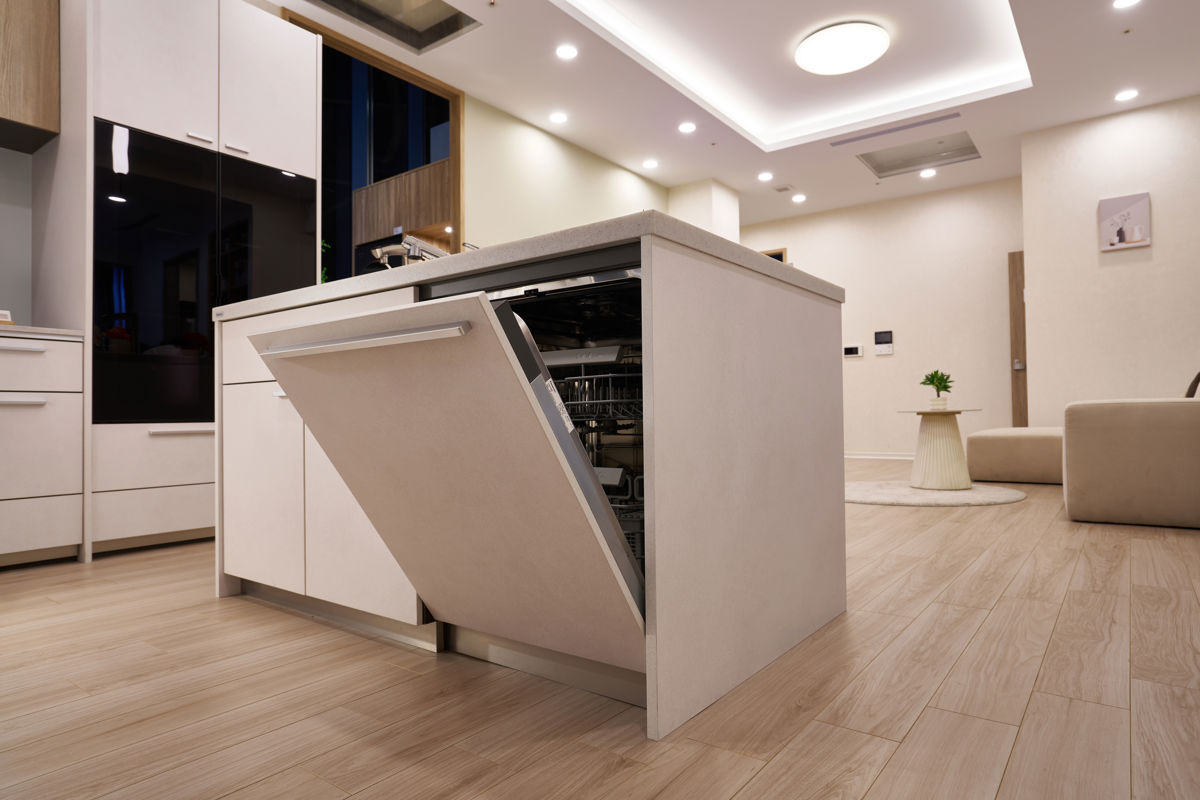 Panasonic 嵌入式自動洗碗機透過客製門板，能夠隱藏於櫥櫃裡，既保持視覺乾淨，又可以搭配各種廚房風格。