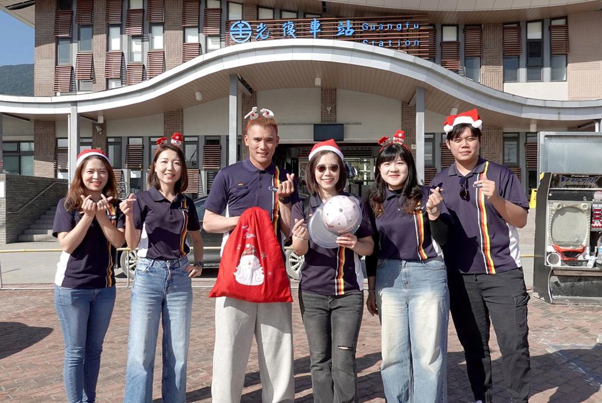 手護星願愛心大使高聖恩(左三)，與歐德集團同仁一同前往花蓮光復鄉，捐贈耶誕禮物送愛心。