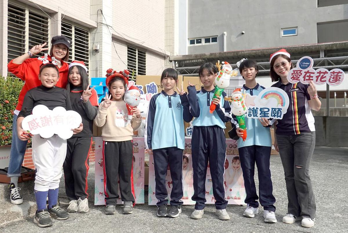 愛心大使潘慧如(左一)與歐德同仁前往花蓮小太陽關懷協會，捐贈300雙球鞋與430份物資，為偏鄉孩子送上祝福。
