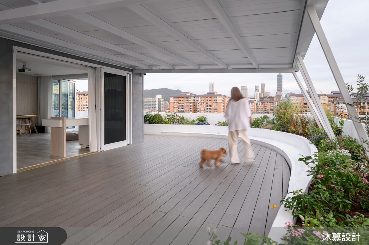 二樓多功能區域既是私人視聽室，也是屋主專屬的跨年煙火景觀台。