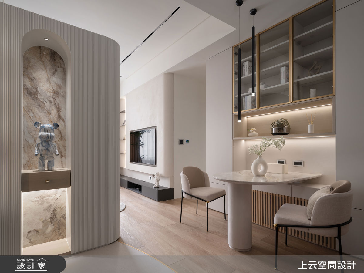 一進門以大曲度弧形線條劃分落塵區，搭配屏風拉開回家的儀式感，同時修飾動線、化解穿堂問題。