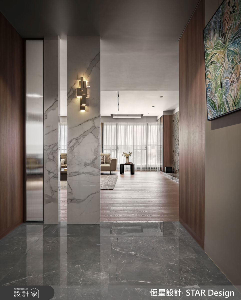 大理石屏風搭配透明格柵，讓光線自然引入空間。