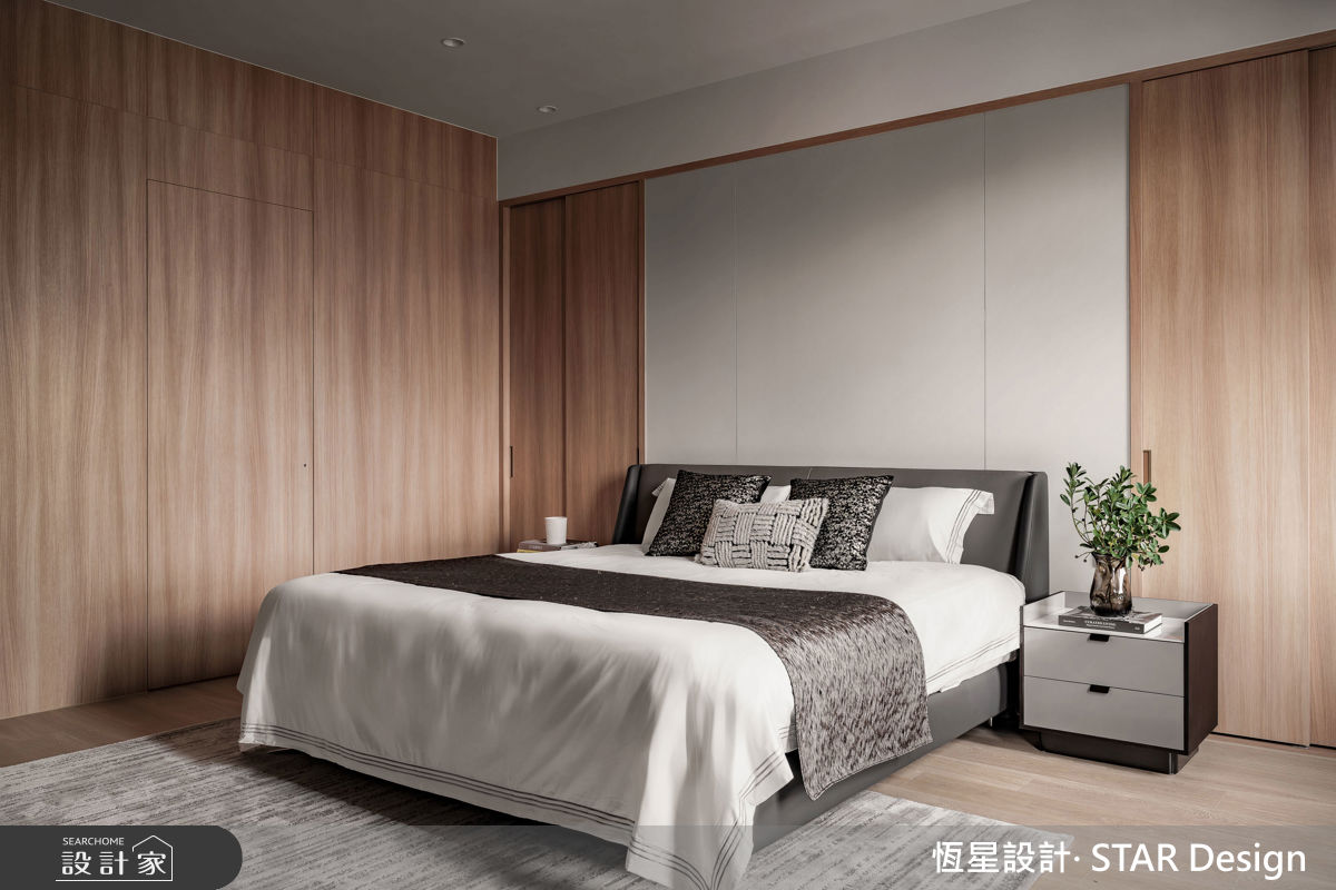 長輩房有別於傳統深色木質設計，改以淺木色為主軸，呈現輕盈溫馨的感受。