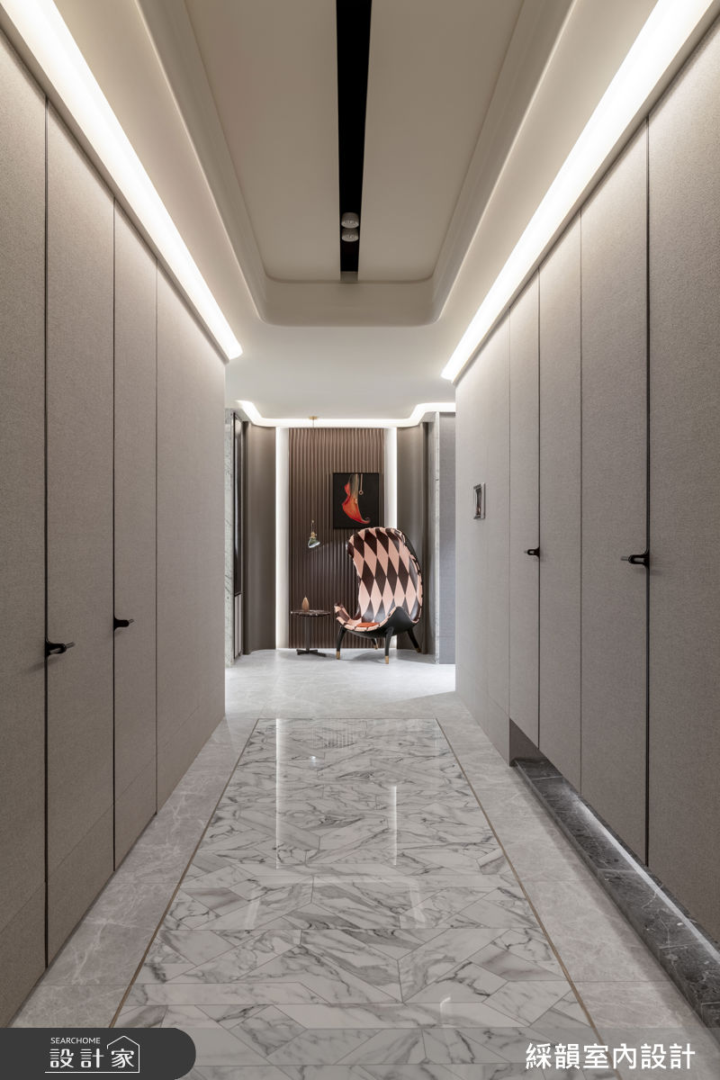 利用玄關畸零空間，設置藝術端景與造型單椅，作為視覺焦點。