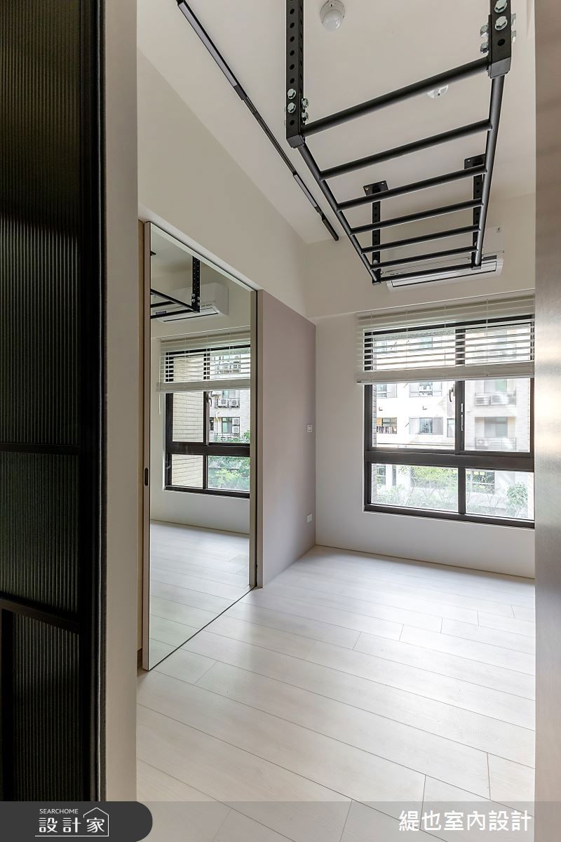 屋主夫妻有健身習慣，多功能房訂製大面全身鏡與天花板多功能吊架，可以瑜伽、進行TRX等運動，專屬的居家健身房紓壓