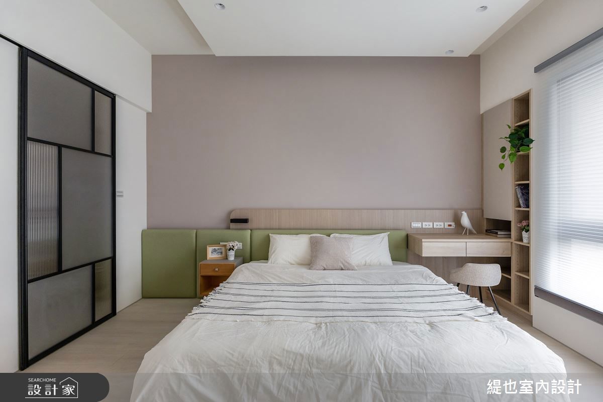 主臥睡眠區與更衣室以霧玻璃及長虹玻璃區隔，透光不透影，減緩壓迫感