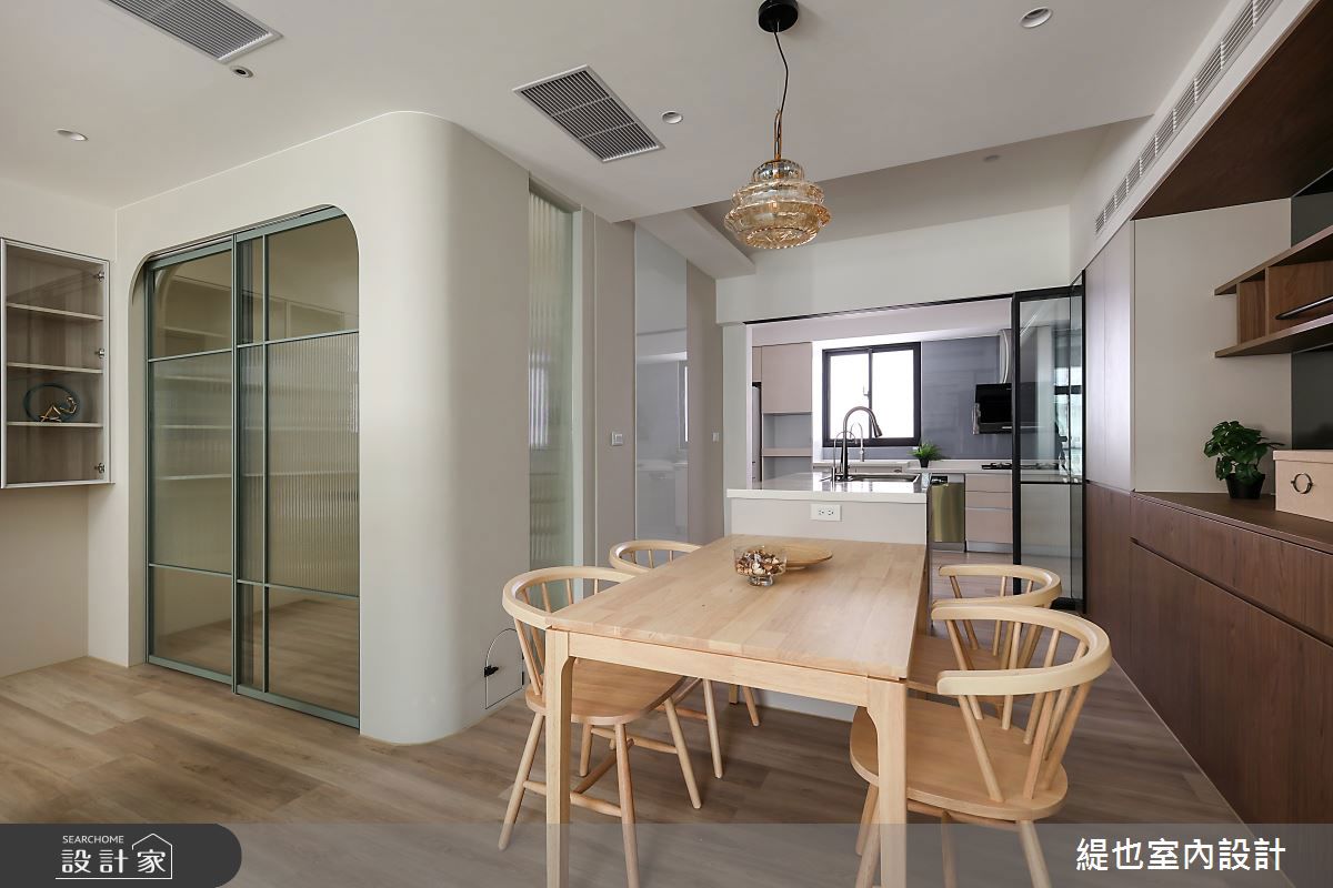 透天別墅玄關以霧面玻璃增加唯美感與明亮採光，廚房旁的磁性烤漆玻璃，也是生活塗鴉板