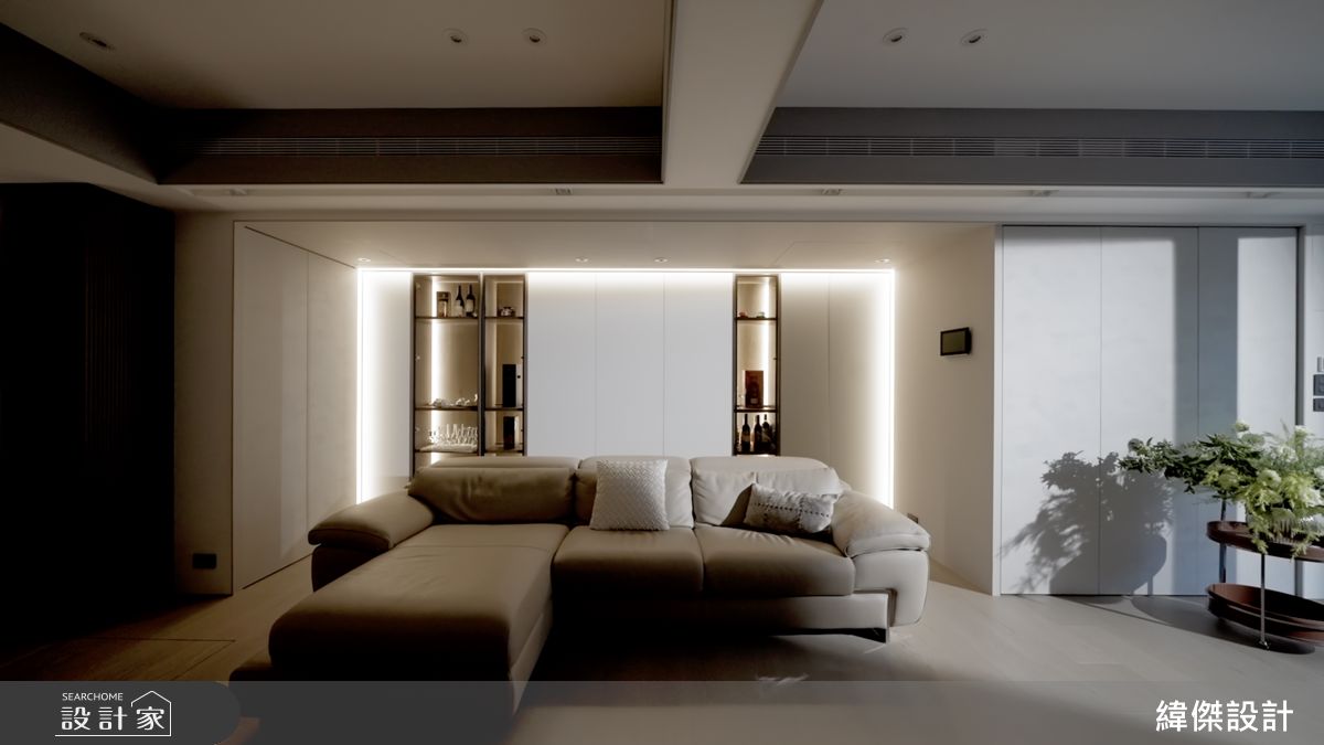 客廳整合隱藏門，增加視覺深度與隱私性。
