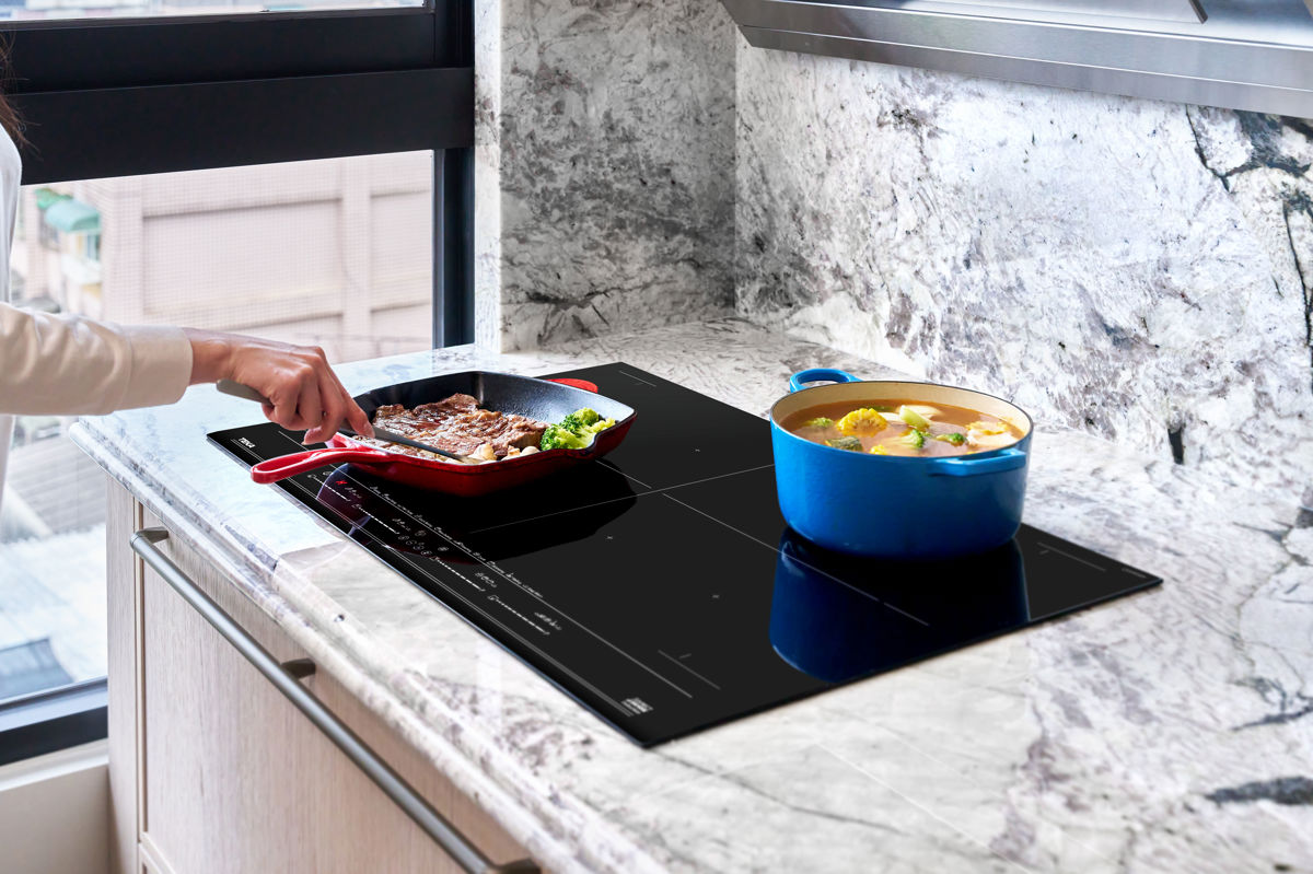 TEKA FullFlex 四口 IH 感應爐具備全區橋接加熱設計，鍋具不受固定區域限制，能同時應對多道料理，提升豪宅廚房的使用彈性。