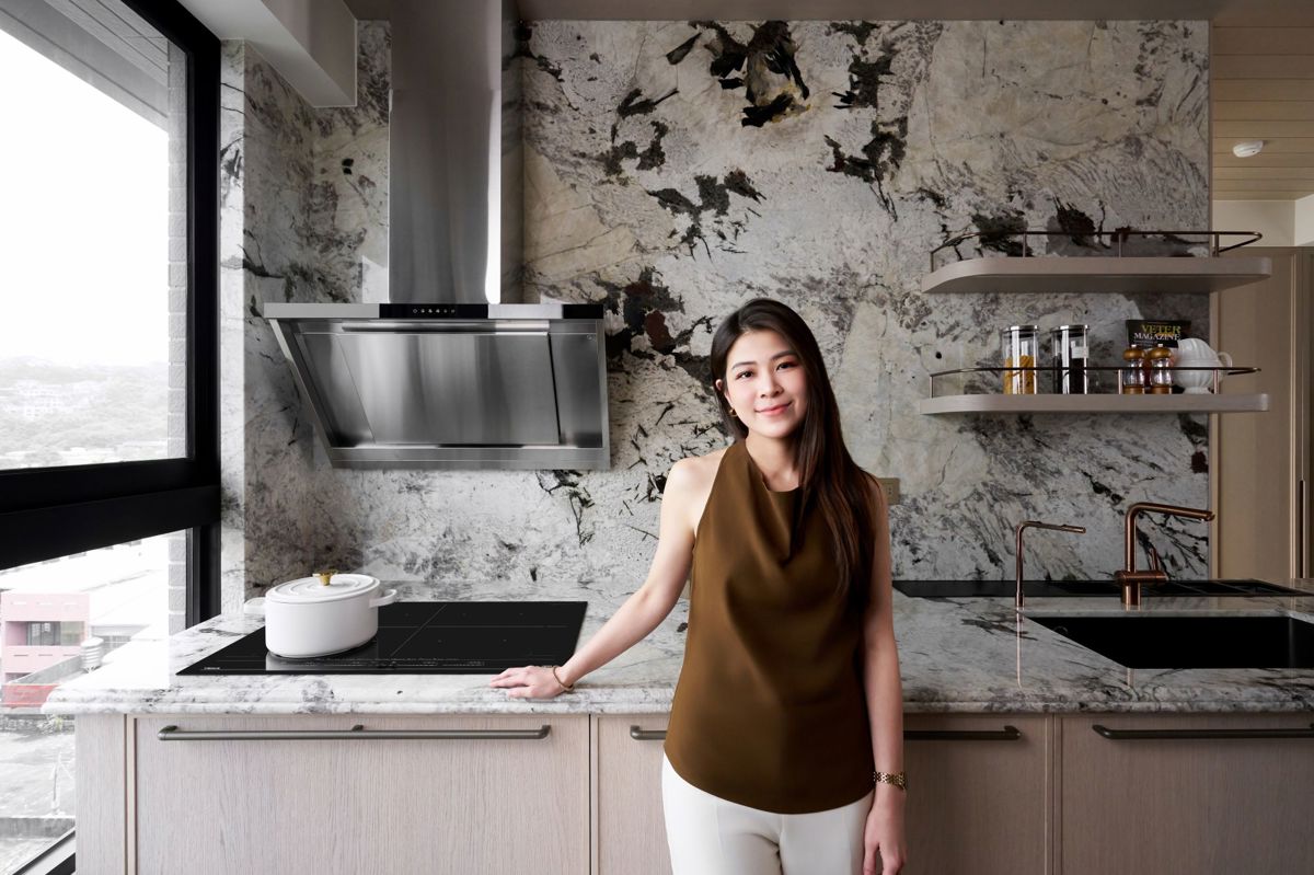 鄧湘盈總監依照實際使用情境規劃檯面高度，石材檯面與 TEKA FullFlex 四口 IH 感應爐細膩結合，兼顧人體工學及視覺美感。