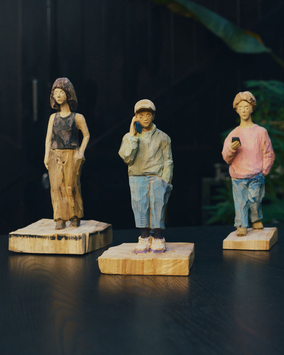 來自朝代畫廊Dynasty Gallery的木雕藝術家曾上杰作品(由左至右)《Swinger 02》、《Blue Line Swinger 7》、《Swinger 05》；他的作品往往能觸動觀者心中某段生命記憶，也許是關於親人的情感連結，也許是一個難以被語言捕捉的片刻。