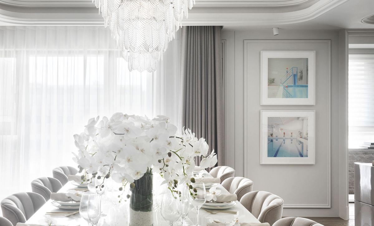 來自斯洛伐克的攝影師 Maria Švarbová，其作品是江欣宜Idan在 ONE ART Taipei 飯店博覽會浴室角落的空間中不經意之間，遇見心中久尋之作品。Maria鮮明而完整的攝影敘事氛圍，讓Idan 幾乎沒有遲疑便決定收藏；而今，這件攝影作品也被L′atelier Fantasia 繽紛設計掛置於和平大苑的實品屋中，與新古典空間呈現優雅中帶著活力十足的色彩張力。