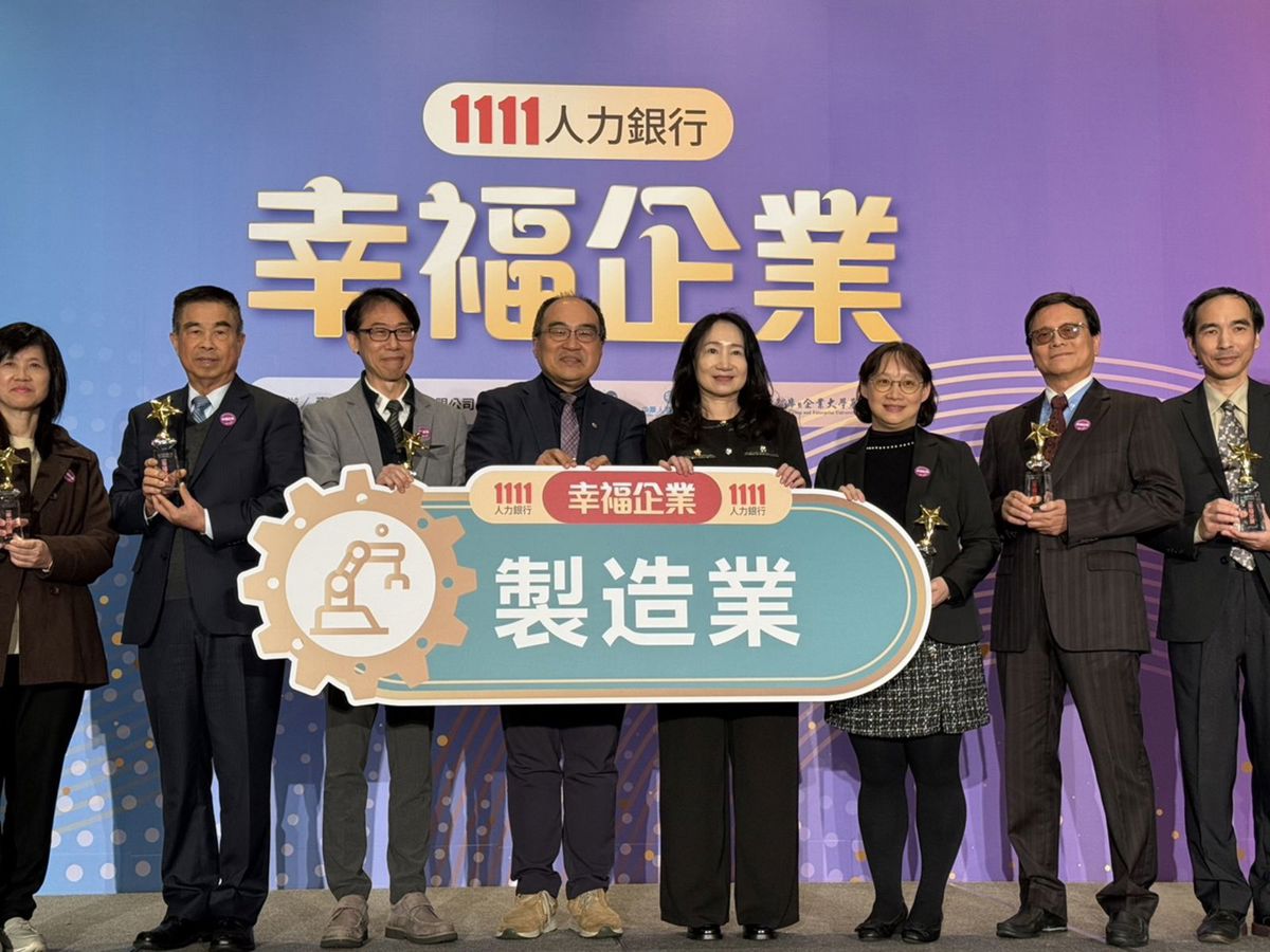 歐德集團獲「2025 幸福企業-製造業類別」金獎肯定，(右二)為歐德傢俱顧問黃振煥。