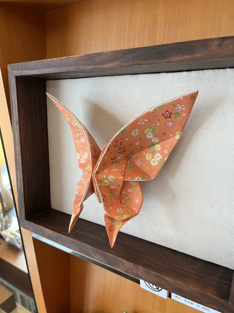 劉柏翰的木雕創作脈絡源自於自身生活經歷的感發；他大膽將「摺紙」與「人物」這兩個看似截然不同的元素結合。